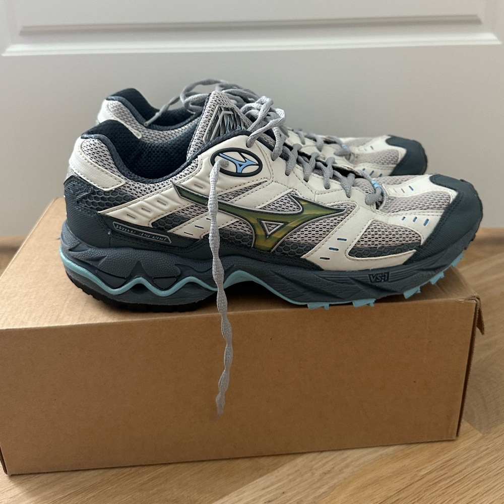 Mizuno Wave Ascend Women’s trail shoes - worn once!